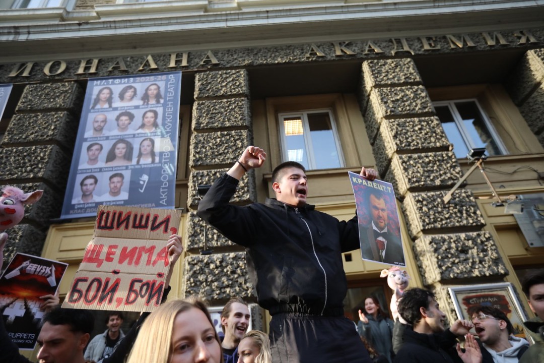 <p>В ранния следобед в сряда студенти от НАТФИЗ започнаха да се събират пред сградата на учебното заведение на антиправителствен протест.</p>