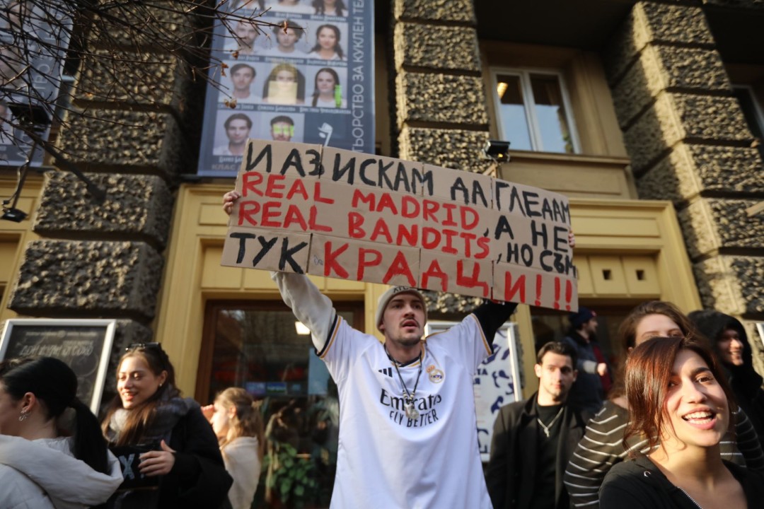 <p>В ранния следобед в сряда студенти от НАТФИЗ започнаха да се събират пред сградата на учебното заведение на антиправителствен протест.</p>