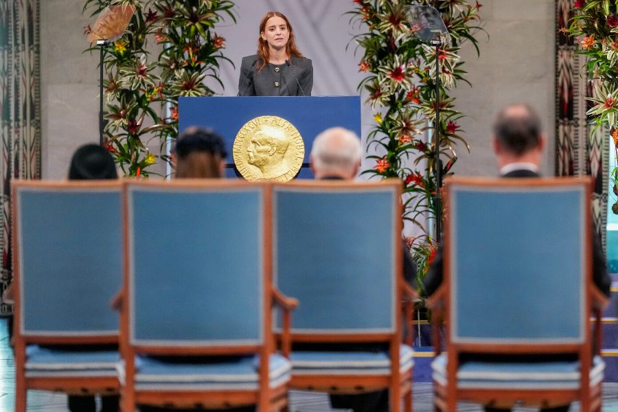 <p>Дъщерята на Мария Корина Мачадо прие Нобеловата награда за мир от нейно име.</p>