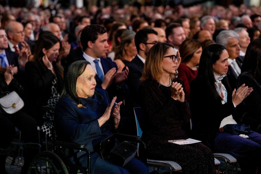 <p>Дъщерята на Мария Корина Мачадо прие Нобеловата награда за мир от нейно име.</p>