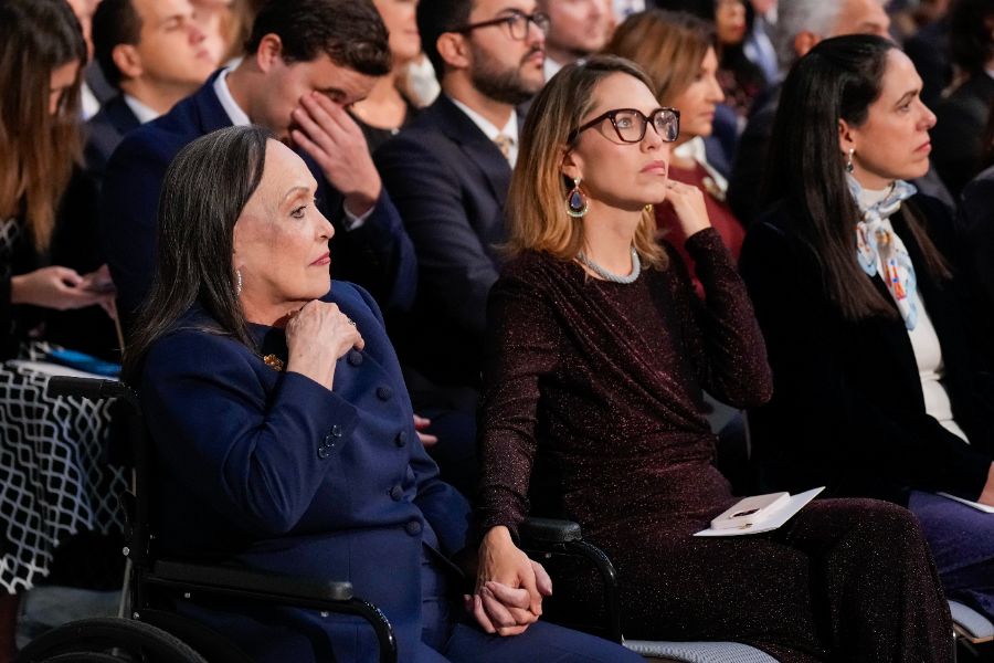 <p>Дъщерята на Мария Корина Мачадо прие Нобеловата награда за мир от нейно име.</p>