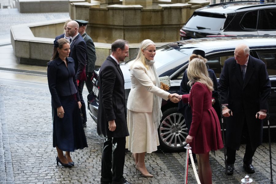 <p>Дъщерята на Мария Корина Мачадо прие Нобеловата награда за мир от нейно име.</p>