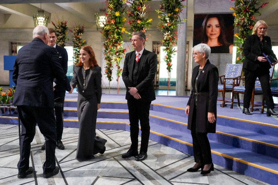 <p>Дъщерята на Мария Корина Мачадо прие Нобеловата награда за мир от нейно име.</p>