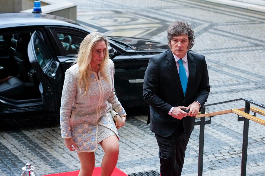 <p>Дъщерята на Мария Корина Мачадо прие Нобеловата награда за мир от нейно име.</p>