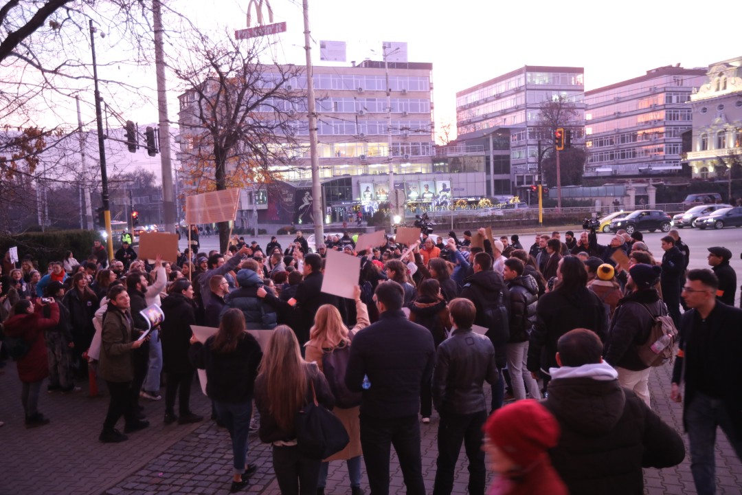 <p>Студенти от различни университети се събраха пред Софийския университет &bdquo;Св. Климент Охридски&ldquo; на "протестна акция против мафията". Събитието е организирано от Обединение "Студенти против мафията" във Фейсбук.</p>