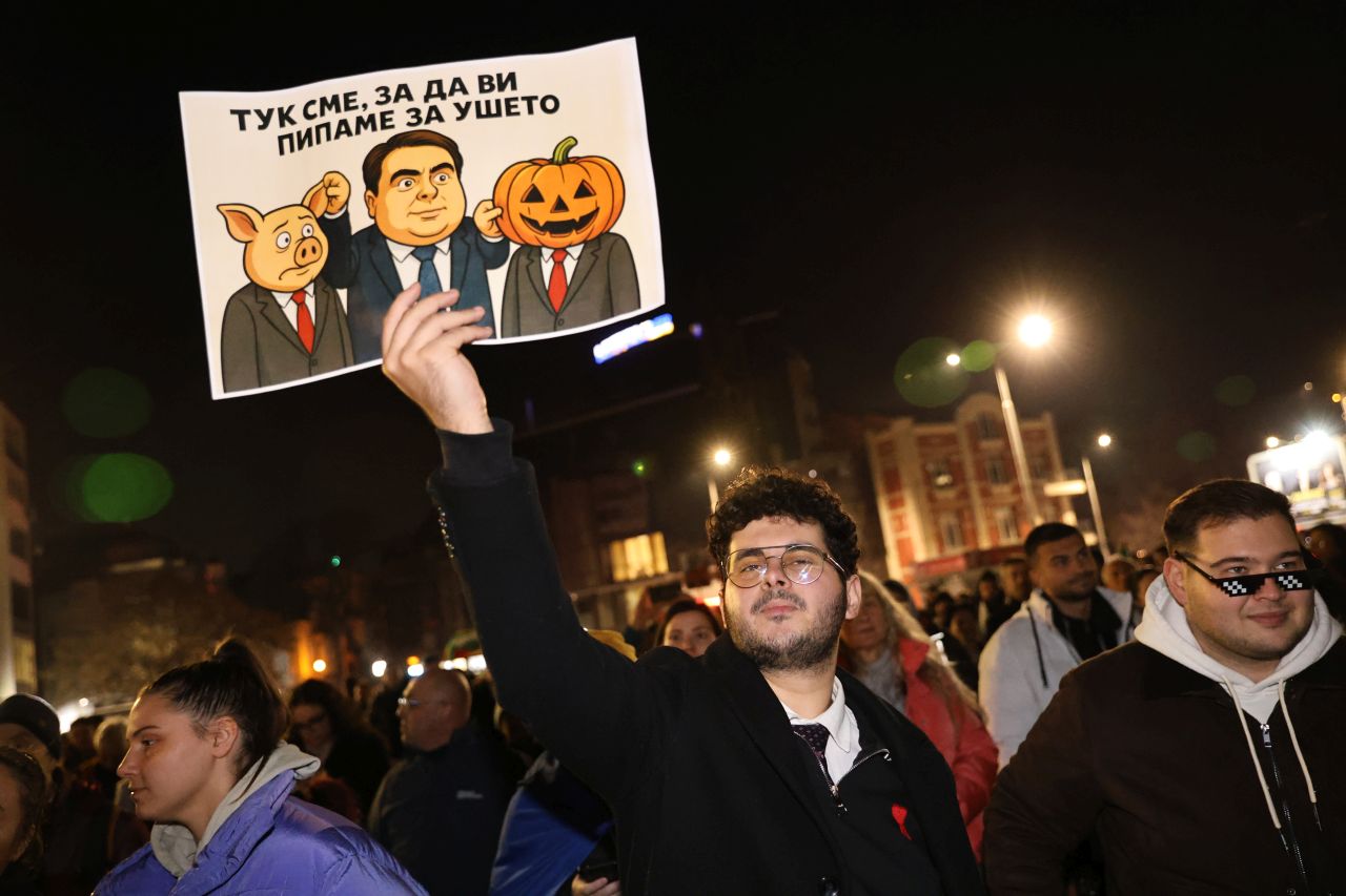 <p>Пловдивчани се събраха на протест на площад "Съединение" в града с искане за оставка на правителството и политики, които служат на хората, а не на задкулисни сделки. Недоволни граждани издигнаха плакати с плакати с надписи "всички етноси са обединени срещу Пеевски и Борисов", "Искаме бъдеще в Българи", "Мафията вън", "Оставка" и изпълниха площадното пространство и бул. "Шести септември".</p>