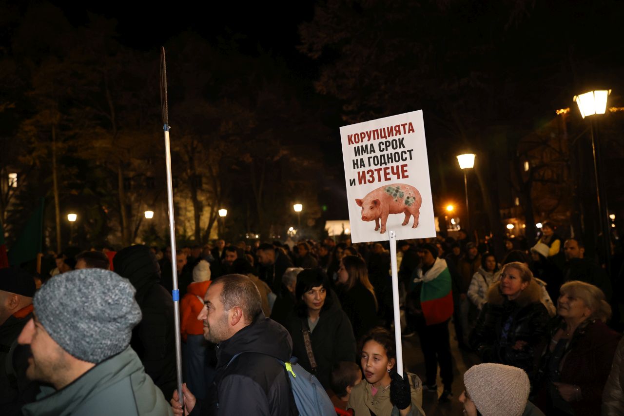 <p>Пловдивчани се събраха на протест на площад "Съединение" в града с искане за оставка на правителството и политики, които служат на хората, а не на задкулисни сделки. Недоволни граждани издигнаха плакати с плакати с надписи "всички етноси са обединени срещу Пеевски и Борисов", "Искаме бъдеще в Българи", "Мафията вън", "Оставка" и изпълниха площадното пространство и бул. "Шести септември".</p>