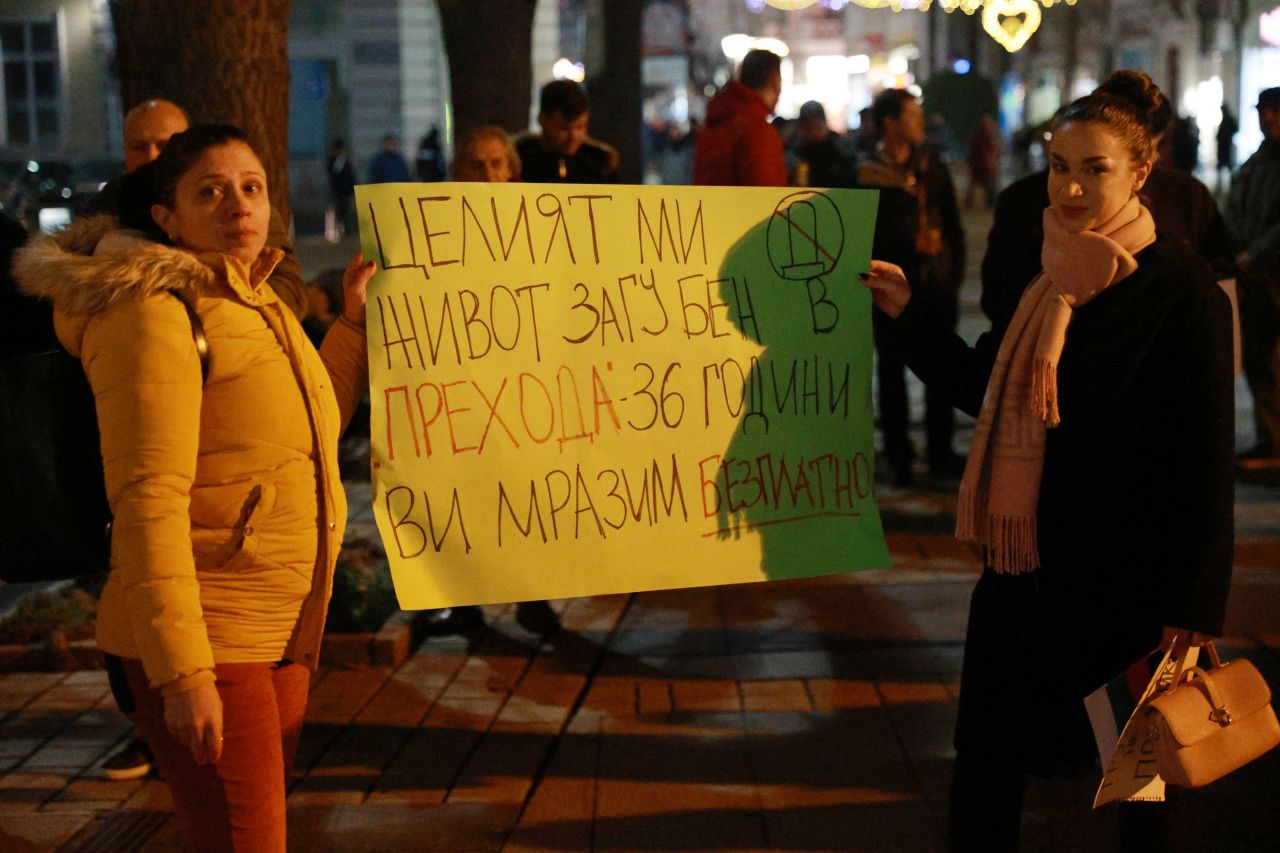 <p>Протест с искания за оставка на правителството има пред сградата на Съдебната палата в Русе</p>