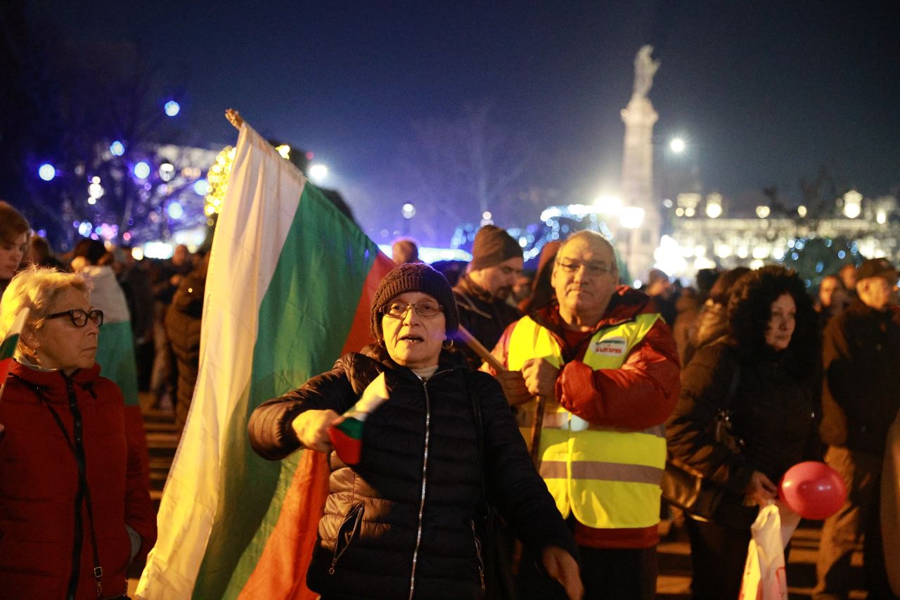 <p>Протест с искания за оставка на правителството има пред сградата на Съдебната палата в Русе</p>