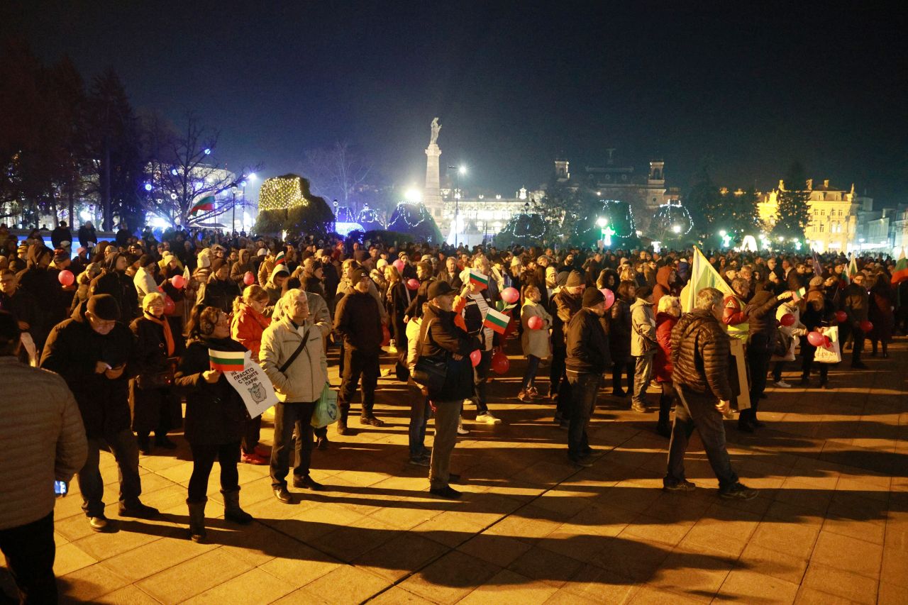 <p>Протест с искания за оставка на правителството има пред сградата на Съдебната палата в Русе</p>