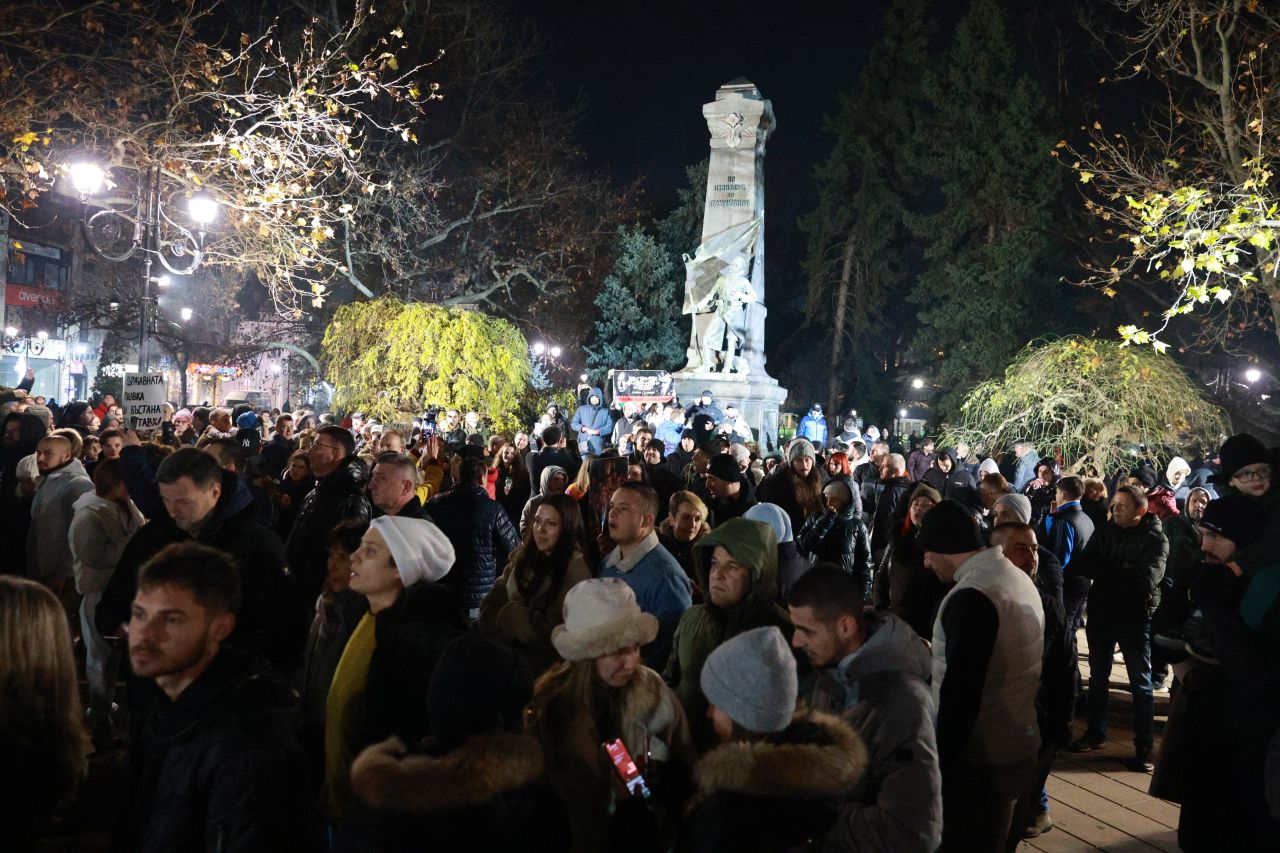 <p>Протест с искания за оставка на правителството има пред сградата на Съдебната палата в Русе</p>