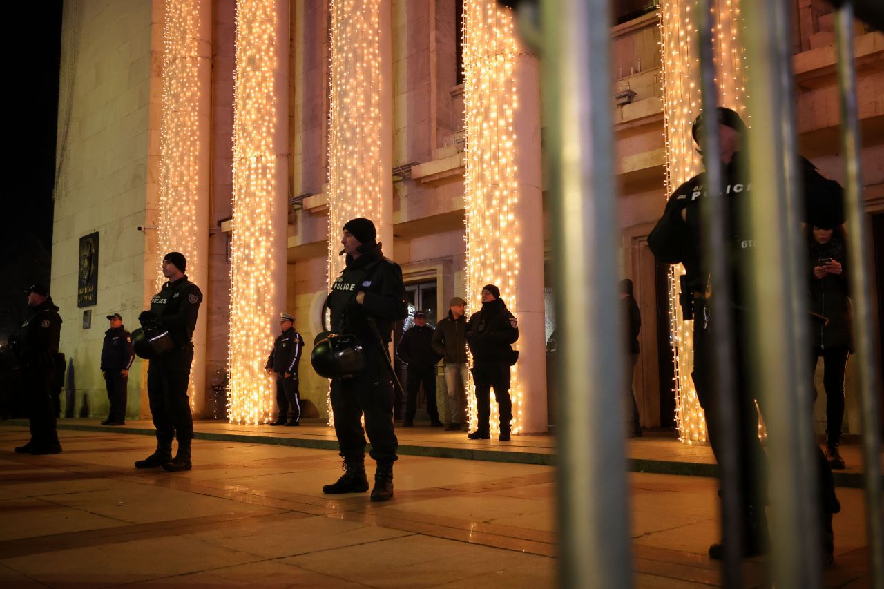 <p>На площада пред сградата на Община Бургас се провежда протест под надслов: &bdquo;Оставка! Вън Пеевски и Борисов от властта&ldquo;.</p>