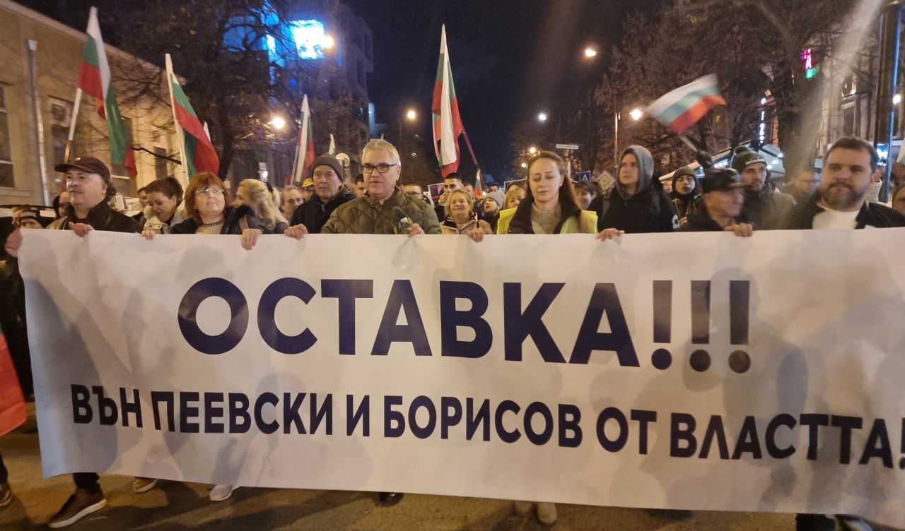 Варна (10 декември 2025) С протестно шествие в центъра на града варненци искат оставката на управляващите
