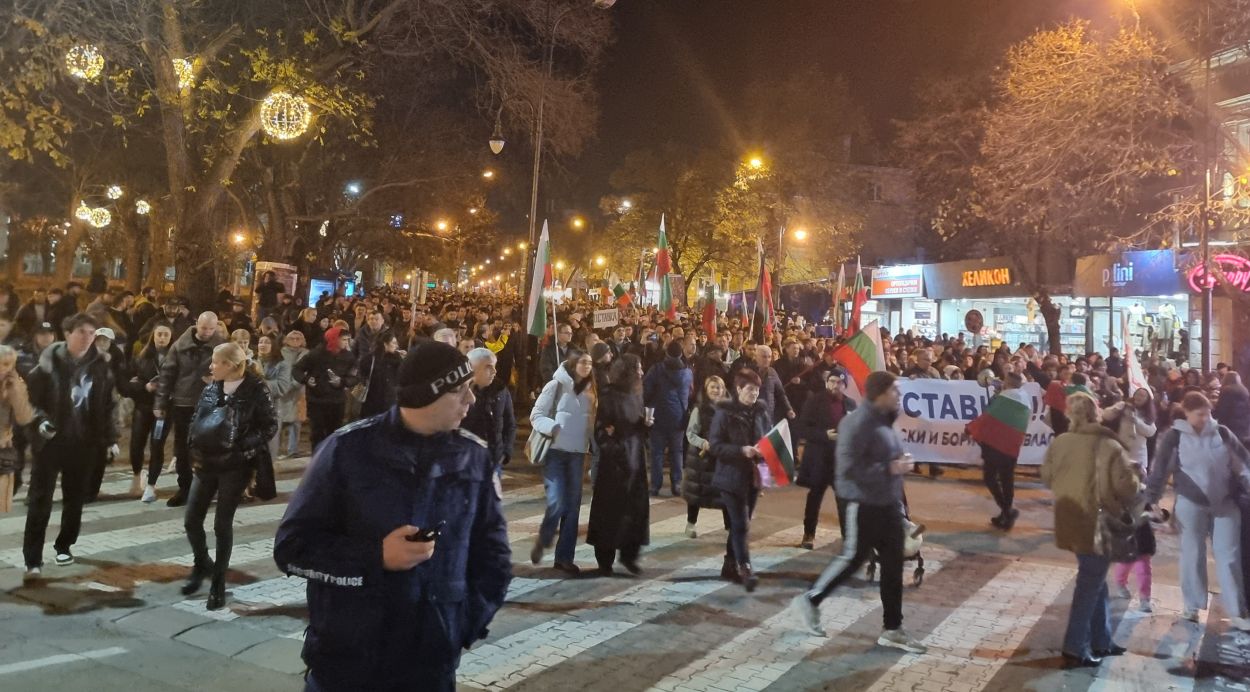 Варна (10 декември 2025) С протестно шествие в центъра на града варненци искат оставката на управляващите