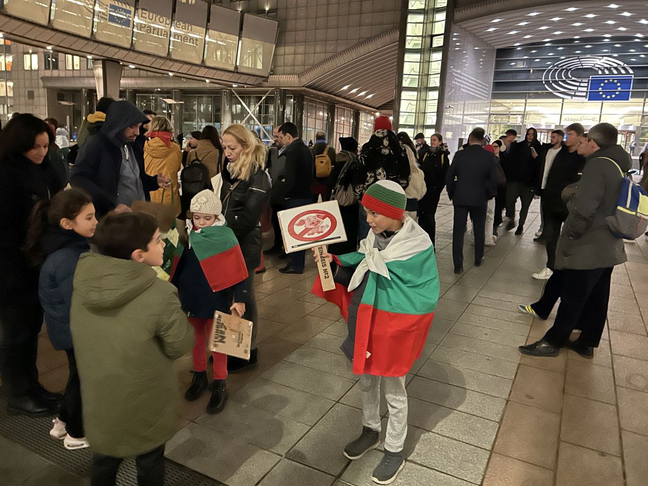 <p>Българи се събраха пред ЕП в Брюксел на протест срещу корупцията у нас</p>