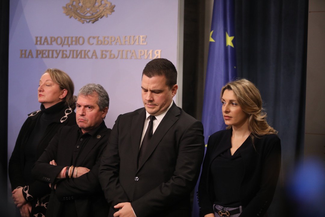 <p>Министър-председателят Росен Желязков излезе с извънредно изявление пред журналисти в НС. Министър-председателят обяви, че правителството подава оставка. "Уведомявам ви, че правителството подава оставка", каза премиерът Росен Желязков.</p>