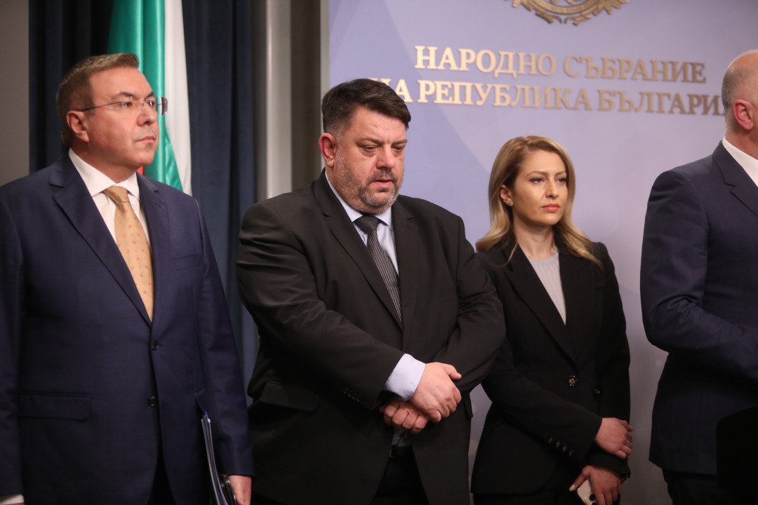 <p>Министър-председателят Росен Желязков излезе с извънредно изявление пред журналисти в НС. Министър-председателят обяви, че правителството подава оставка. "Уведомявам ви, че правителството подава оставка", каза премиерът Росен Желязков.</p>