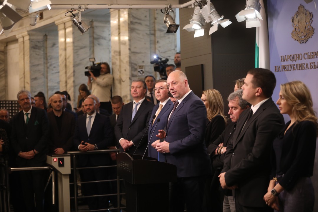 <p>Министър-председателят Росен Желязков излезе с извънредно изявление пред журналисти в НС. Министър-председателят обяви, че правителството подава оставка. "Уведомявам ви, че правителството подава оставка", каза премиерът Росен Желязков.</p>