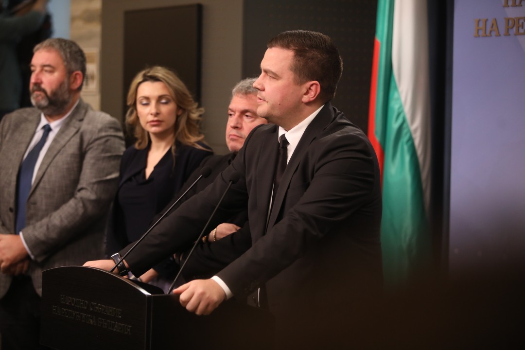 <p>Министър-председателят Росен Желязков излезе с извънредно изявление пред журналисти в НС. Министър-председателят обяви, че правителството подава оставка. "Уведомявам ви, че правителството подава оставка", каза премиерът Росен Желязков.</p>