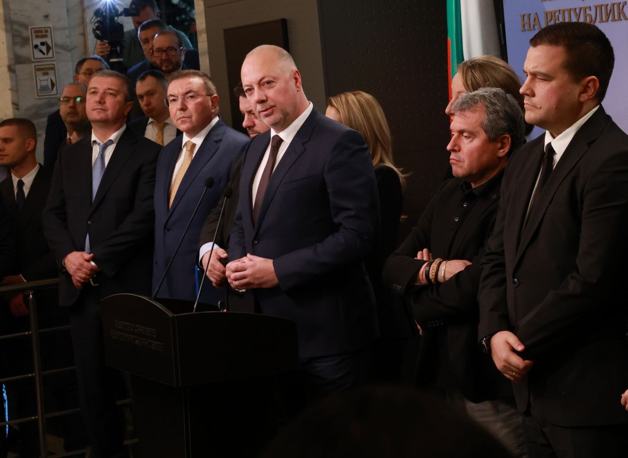 <p>Министър-председателят Росен Желязков излезе с извънредно изявление пред журналисти в НС. Министър-председателят обяви, че правителството подава оставка. "Уведомявам ви, че правителството подава оставка", каза премиерът Росен Желязков.</p>