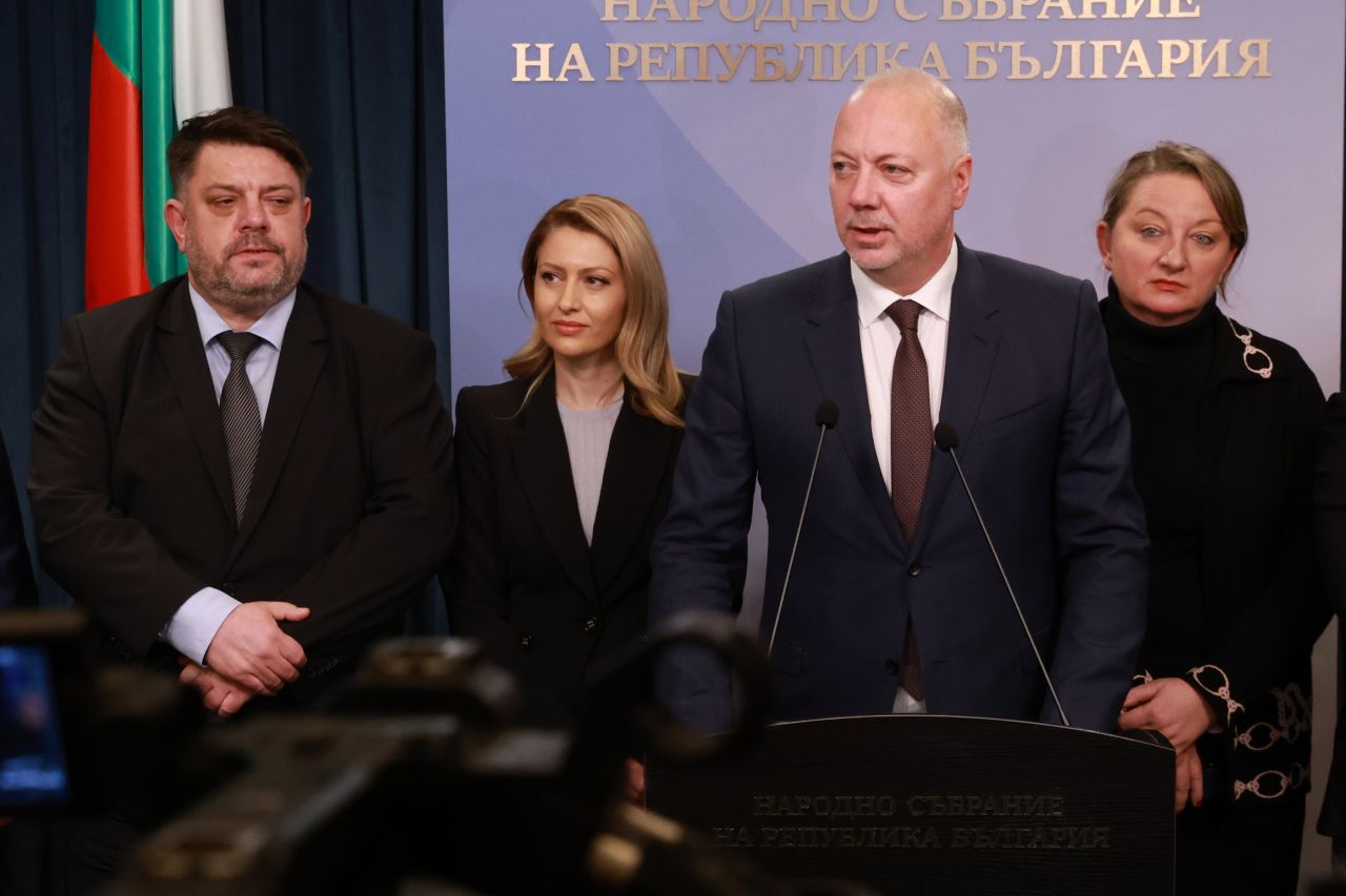 <p>Министър-председателят Росен Желязков излезе с извънредно изявление пред журналисти в НС. Министър-председателят обяви, че правителството подава оставка. "Уведомявам ви, че правителството подава оставка", каза премиерът Росен Желязков.</p>