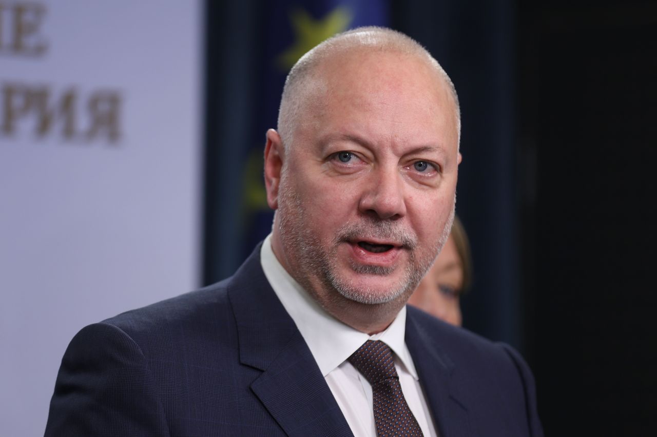 <p>Министър-председателят Росен Желязков излезе с извънредно изявление пред журналисти в НС. Министър-председателят обяви, че правителството подава оставка. "Уведомявам ви, че правителството подава оставка", каза премиерът Росен Желязков.</p>