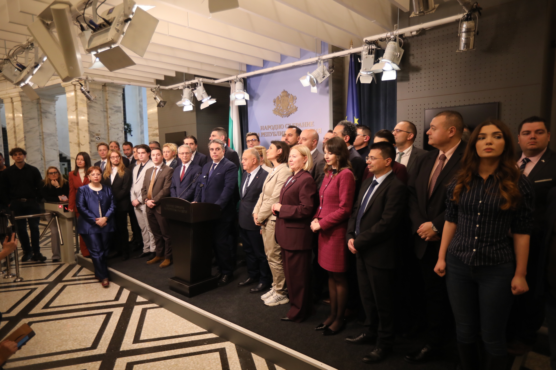 <p>След оставката на кабинета "Желязков" в Народното събрание коалицията "Продължаваме Промяната - Демократична България" (ПП-ДБ) даде брифинг. От формацията заявиха, че това решение отваря път към нов вот.</p>