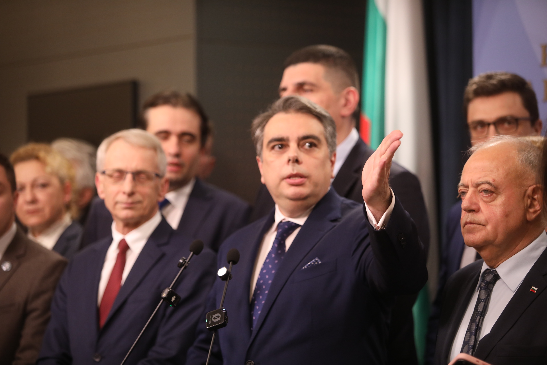 <p>След оставката на кабинета "Желязков" в Народното събрание коалицията "Продължаваме Промяната - Демократична България" (ПП-ДБ) даде брифинг. От формацията заявиха, че това решение отваря път към нов вот.</p>