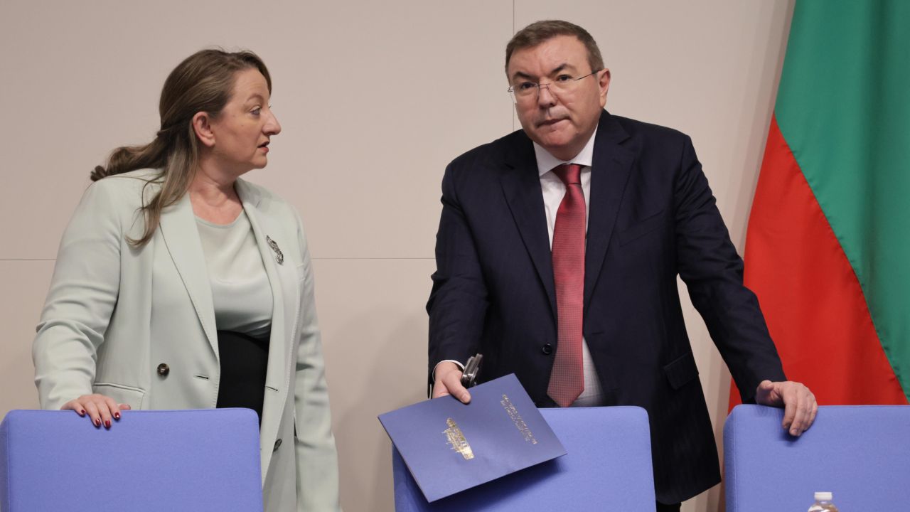 <p>Оставката в кадър: Финалът на кабинета в снимки</p>