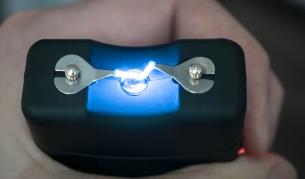 Мъж с електрошок заплаши с убийство управител на бар в Пловдив