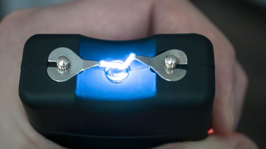 Мъж с електрошок заплаши с убийство управител на бар в Пловдив