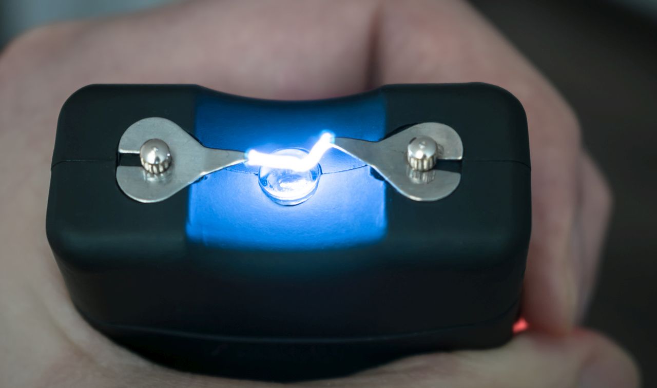 Мъж с електрошок заплаши с убийство управител на бар в Пловдив