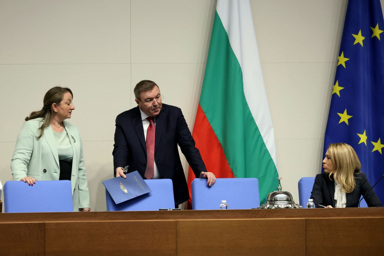 <p>Оставката в кадър: Финалът на кабинета &quot;Желязков&quot; в снимки</p>