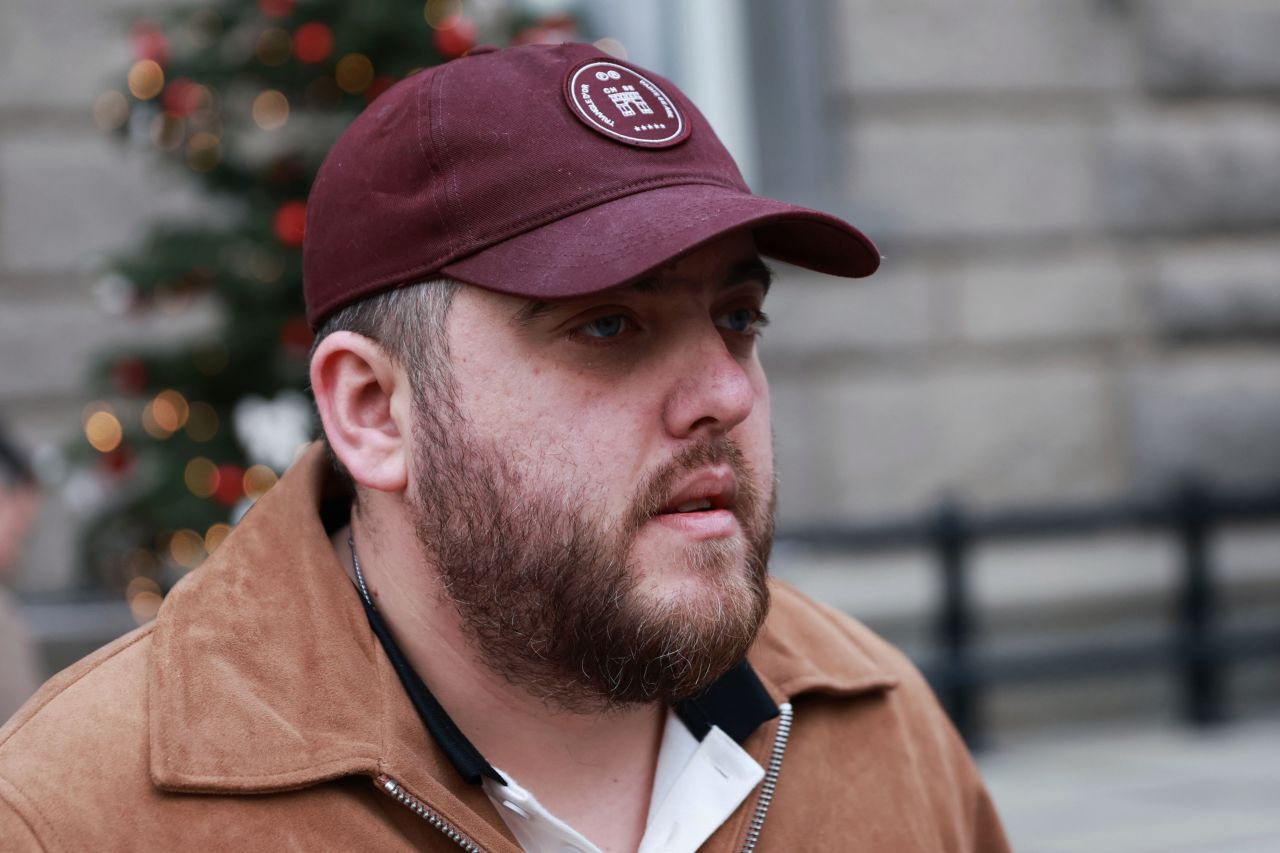 <p>КНСБ и КТ &bdquo;Подкрепа&ldquo; излязоха на акция пред НС, докато в сградата се гласува оставката на кабинета &quot;Желязков&quot;, заради въпроси какво ще се случи с бюджета, увеличенията на парите за майчинство и парите на работещите хора</p>