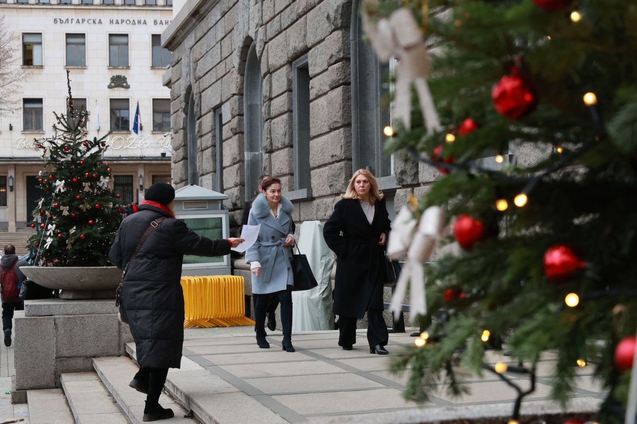 <p>КНСБ и КТ &bdquo;Подкрепа&ldquo; излязоха на акция пред НС, докато в сградата се гласува оставката на кабинета "Желязков", заради въпроси какво ще се случи с бюджета, увеличенията на парите за майчинство и парите на работещите хора</p>