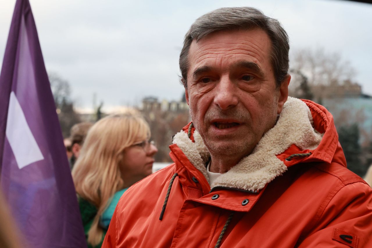 <p>КНСБ и КТ &bdquo;Подкрепа&ldquo; излязоха на акция пред НС, докато в сградата се гласува оставката на кабинета &quot;Желязков&quot;, заради въпроси какво ще се случи с бюджета, увеличенията на парите за майчинство и парите на работещите хора</p>