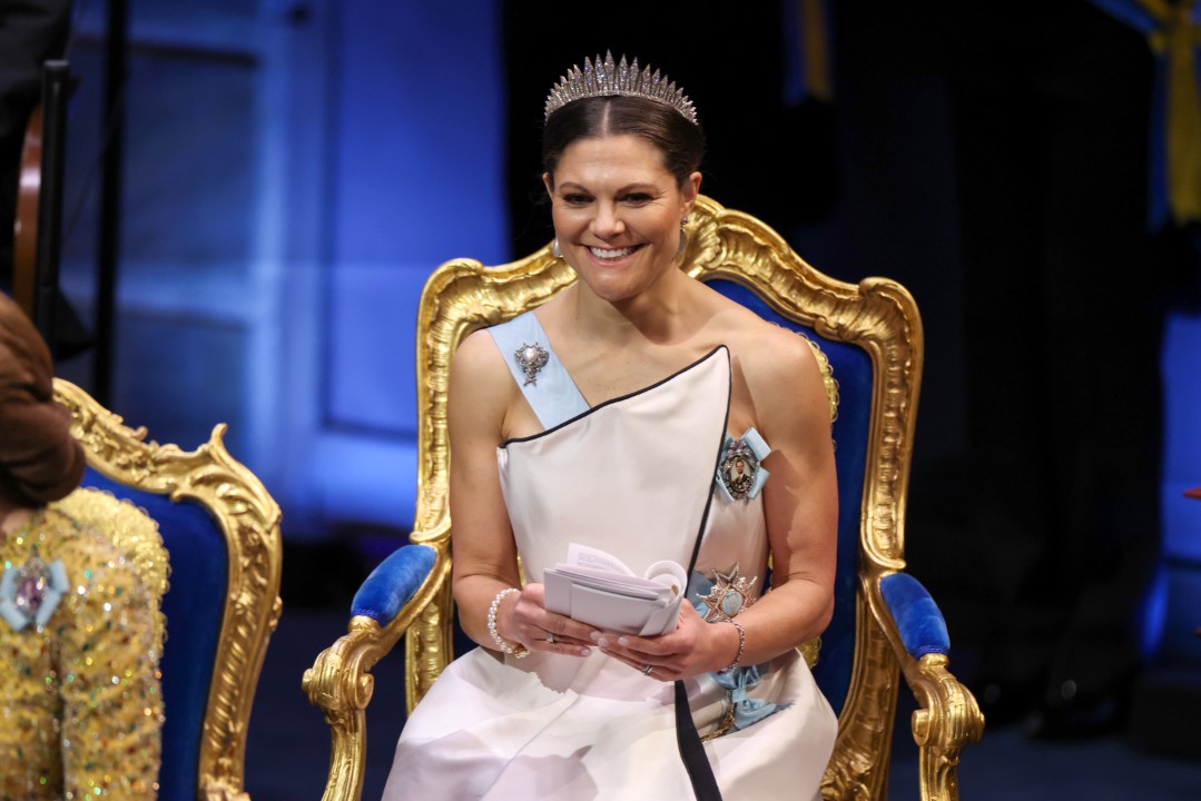 <p>Принцеса Виктория винаги е била спортен ентусиаст. Смята се, че тренира пет пъти седмично, като не се ограничава само със силови упражнения &ndash; тя бяга, плува, играе голф и язди. Освен това има най-добрия фитнес експерт до себе си: принц Даниел, съпругът ѝ, е бивш личен треньор и собственик на верига фитнес зали.</p>