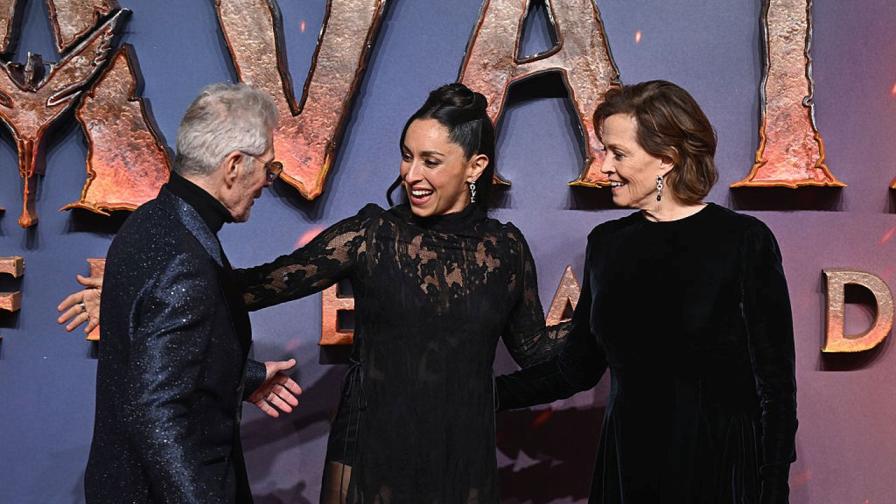 Блясък в Лондон: Сигорни Уийвър и звездите от „Аватар“ впечатлиха на премиерата на филма