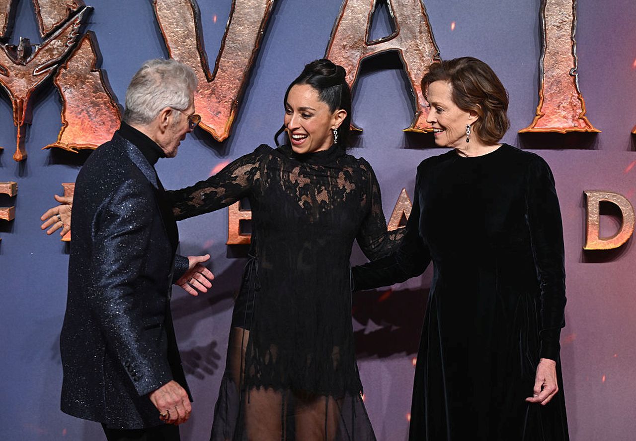 Блясък в Лондон: Сигорни Уийвър и звездите от „Аватар“ впечатлиха на премиерата на филма