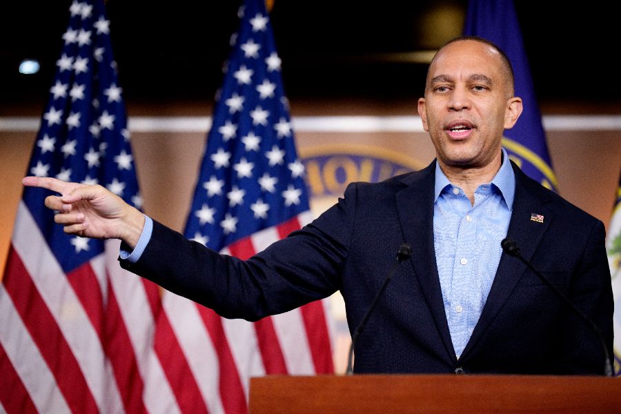 <p>Лидерът на малцинството в Камарата на представителите на САЩ, Хаким Джефрис (демократ от Ню Йорк), напуска пресконференция на Капитолийския хълм на 12 декември 2025 г. във Вашингтон, окръг Колумбия. Джефрис отговаряше на въпроси относно публикуването на нови фотографии от имуществото на осъдения за сексуални престъпления Джефри Епстийн от демократите в Комисията по надзор на Камарата на представителите.</p>