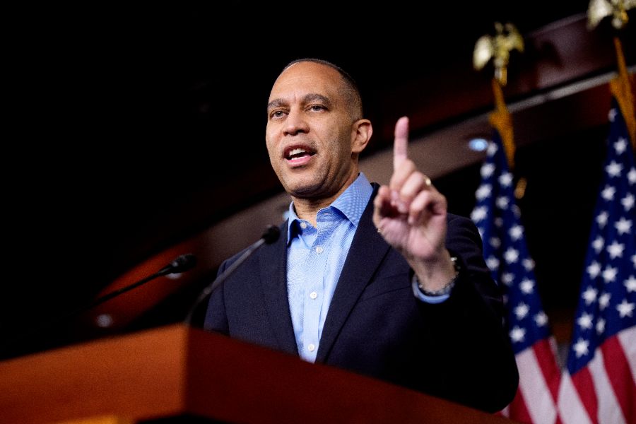 <p>Лидерът на малцинството в Камарата на представителите на САЩ, Хаким Джефрис (демократ от Ню Йорк), напуска пресконференция на Капитолийския хълм на 12 декември 2025 г. във Вашингтон, окръг Колумбия. Джефрис отговаряше на въпроси относно публикуването на нови фотографии от имуществото на осъдения за сексуални престъпления Джефри Епстийн от демократите в Комисията по надзор на Камарата на представителите.</p>