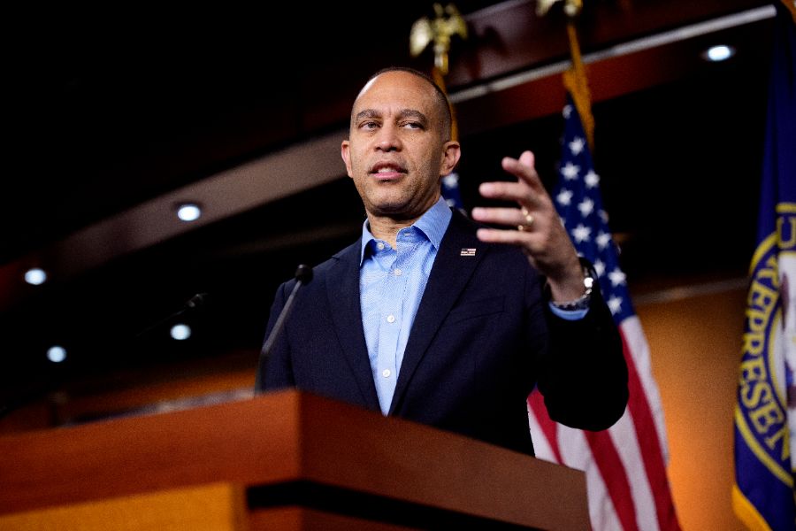 <p>Лидерът на малцинството в Камарата на представителите на САЩ, Хаким Джефрис (демократ от Ню Йорк), напуска пресконференция на Капитолийския хълм на 12 декември 2025 г. във Вашингтон, окръг Колумбия. Джефрис отговаряше на въпроси относно публикуването на нови фотографии от имуществото на осъдения за сексуални престъпления Джефри Епстийн от демократите в Комисията по надзор на Камарата на представителите.</p>