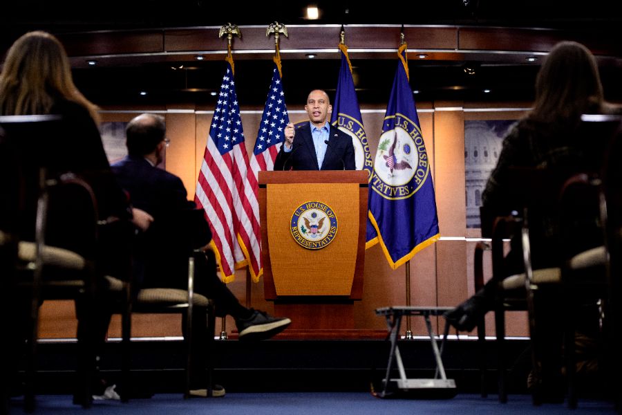 <p>Лидерът на малцинството в Камарата на представителите на САЩ, Хаким Джефрис (демократ от Ню Йорк), напуска пресконференция на Капитолийския хълм на 12 декември 2025 г. във Вашингтон, окръг Колумбия. Джефрис отговаряше на въпроси относно публикуването на нови фотографии от имуществото на осъдения за сексуални престъпления Джефри Епстийн от демократите в Комисията по надзор на Камарата на представителите.</p>