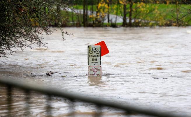Вашингтон евакуира десетки хиляди заради огромни наводнения