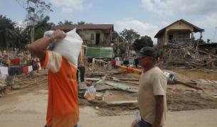 Жертвите на наводненията и свлачищата в Индонезия надхвърлиха 1000 души