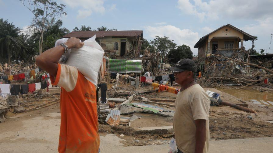 Жертвите на наводненията и свлачищата в Индонезия надхвърлиха 1000 души