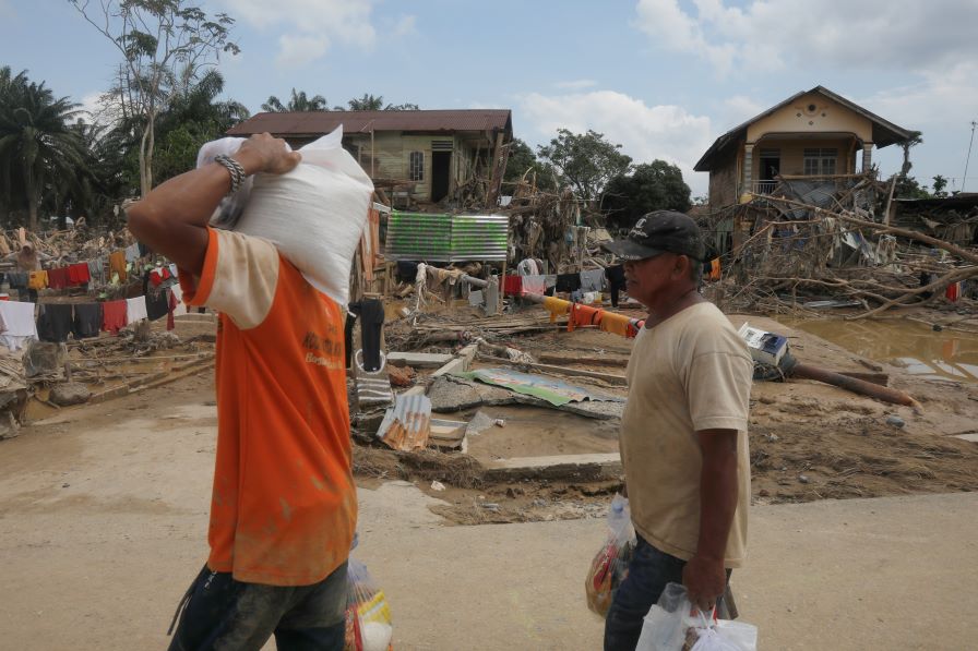Жертвите на наводненията и свлачищата в Индонезия надхвърлиха 1000 души