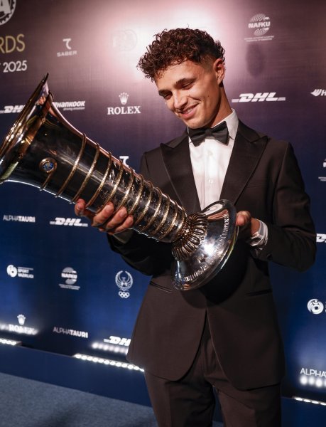 Ландо Норис с трофея във Формула 11