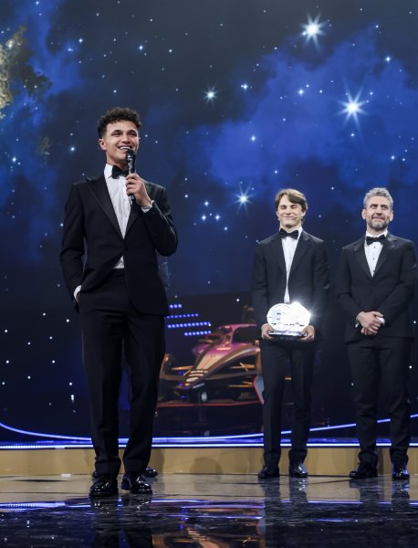 Ландо Норис с трофея във Формула 11