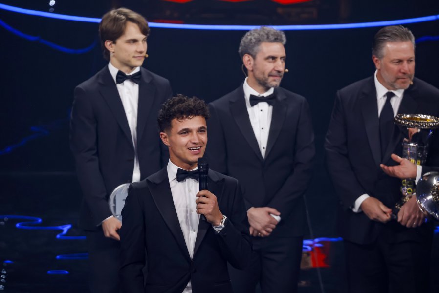 Ландо Норис с трофея във Формула 11